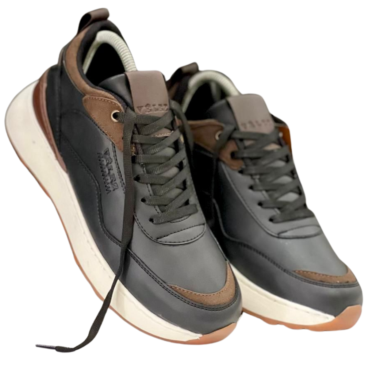 ZAPATOS VÉLEZ HOMBRE DEPORTIVOS: Estilo, Comodidad y Calidad en Onlineshoppingcenterg. ¿Estás buscando ZAPATOS VÉLEZ HOMBRE DEPORTIVOS para añadir estilo y confort a tu día a día? En Onlineshoppingcenterg tenemos una selección perfecta de estos zapatos diseñados para el hombre que quiere lucir bien en toda ocasión, sin sacrificar comodidad. Con materiales de alta calidad y diseños exclusivos, los Zapatos Vélez son ideales tanto para looks casuales como para ocasiones deportivas.  ¿Por Qué Elegir ZAPATOS VÉLEZ HOMBRE DEPORTIVOS? Los ZAPATOS VÉLEZ HOMBRE DEPORTIVOS destacan por su diseño y resistencia. Fabricados con los mejores materiales, aseguran durabilidad y estilo. La línea deportiva para hombre de Vélez incluye desde tenis hasta zapatillas casuales, perfectas para quienes buscan calzado Vélez hombre que se ajuste a sus necesidades. Si deseas un zapato deportivo que sea cómodo y al mismo tiempo moderno, esta es la opción ideal.  Beneficios de los Zapatos Vélez Deportivos para Hombre Diseño Innovador: Los modelos deportivos de zapatos Vélez hombre cuentan con diseños actualizados, ideales para combinar con outfits casuales o deportivos. Materiales de Alta Calidad: Los Zapatos Vélez utilizan cuero y otros materiales que aseguran durabilidad y confort en cada paso. Versatilidad: Desde Zapatos Vélez hombre negro hasta modelos en tonos más claros, hay una opción para cada gusto y ocasión. Variedad en ZAPATOS VÉLEZ HOMBRE DEPORTIVOS En Onlineshoppingcenterg ofrecemos diferentes estilos y colores de ZAPATOS VÉLEZ HOMBRE DEPORTIVOS para que elijas el que mejor se adapte a tus necesidades. Aquí tienes algunas de nuestras opciones más populares: